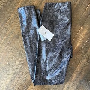 NWT size small 7 for all mankind snakeskin leggings